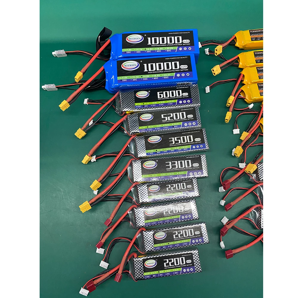 Batterie LiPo drone connectée à un chargeur via XT60, prête à l'emploi
