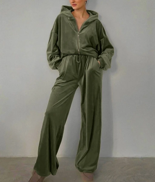 Рисунок 2 - Бархатный женский брючный костюм