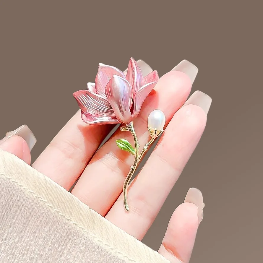 여성을위한 절묘한 핑크 퍼플 블루 목련 꽃 브로치 레이디 우아한 액세서리 에나멜 모조 진주 꽃 식물 브로치