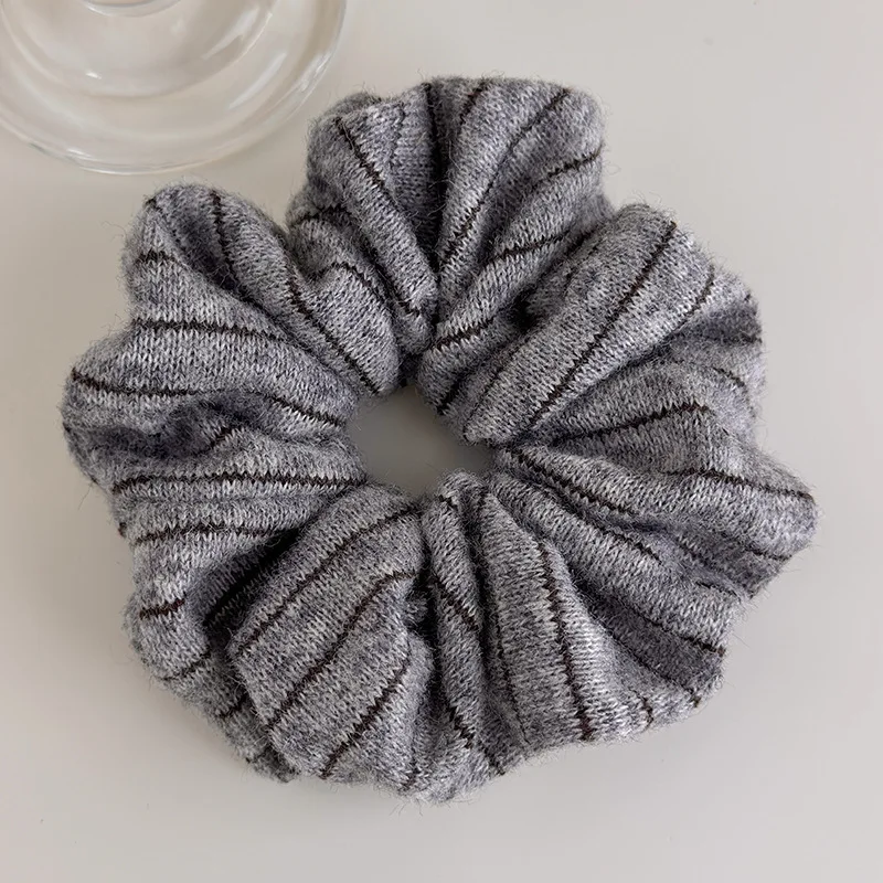 Minimalistisches, gestreiftes, plissiertes Haargummi für Herbst/Winter. Elegantes und vielseitiges, farbblockiertes, diagonales Streifen-Haarband aus gestrickter Wolle – Detail 7