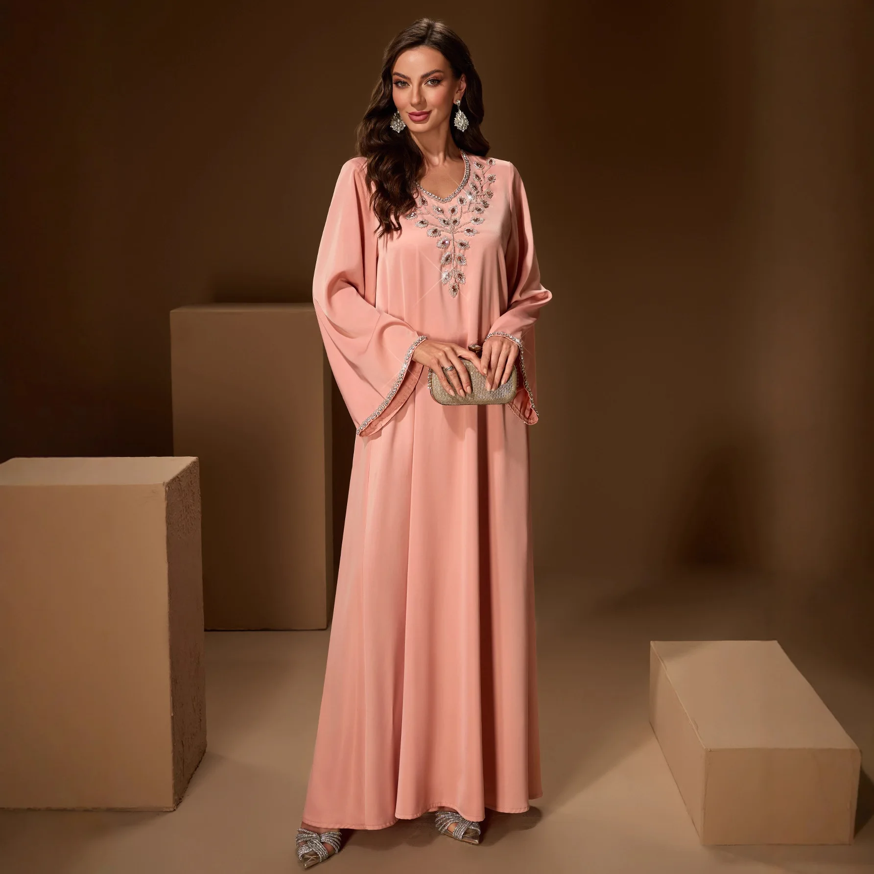 جلابية وردي خوخي بتطريز ناعم