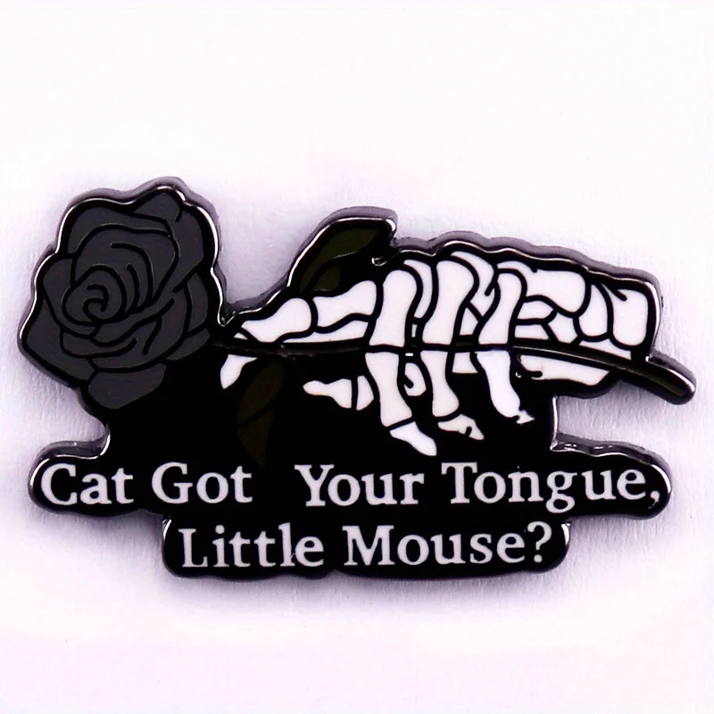 �Katze hat deine Zunge, kleine Maus?“ Skelett Hand Rose Interessante Emaille Pin Dunkle Romantische Abzeichen Brosche