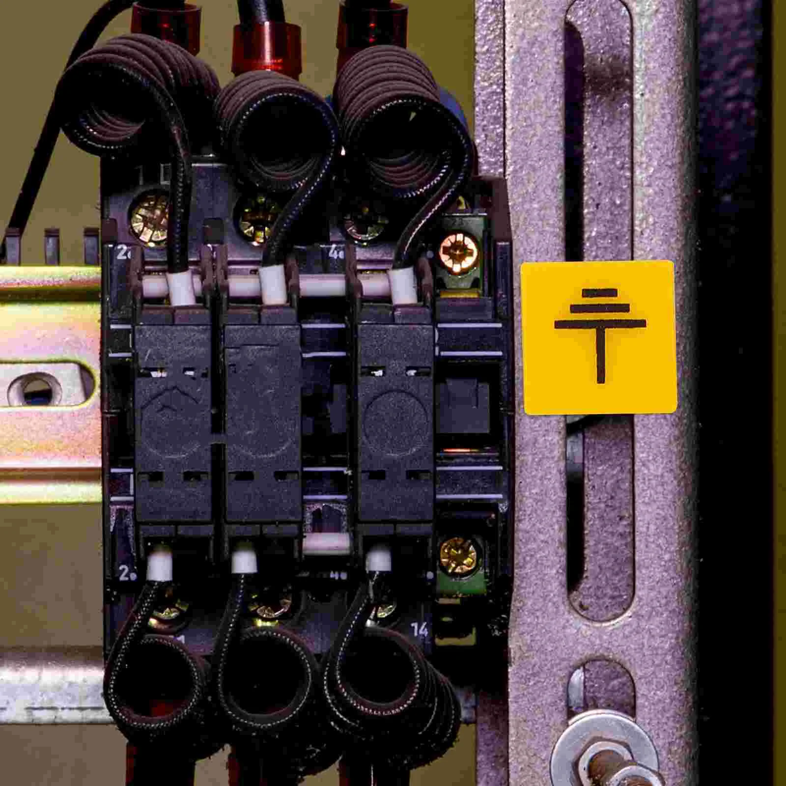 Рисунок 3 - оборудование, Электрические наклейки с заземлением