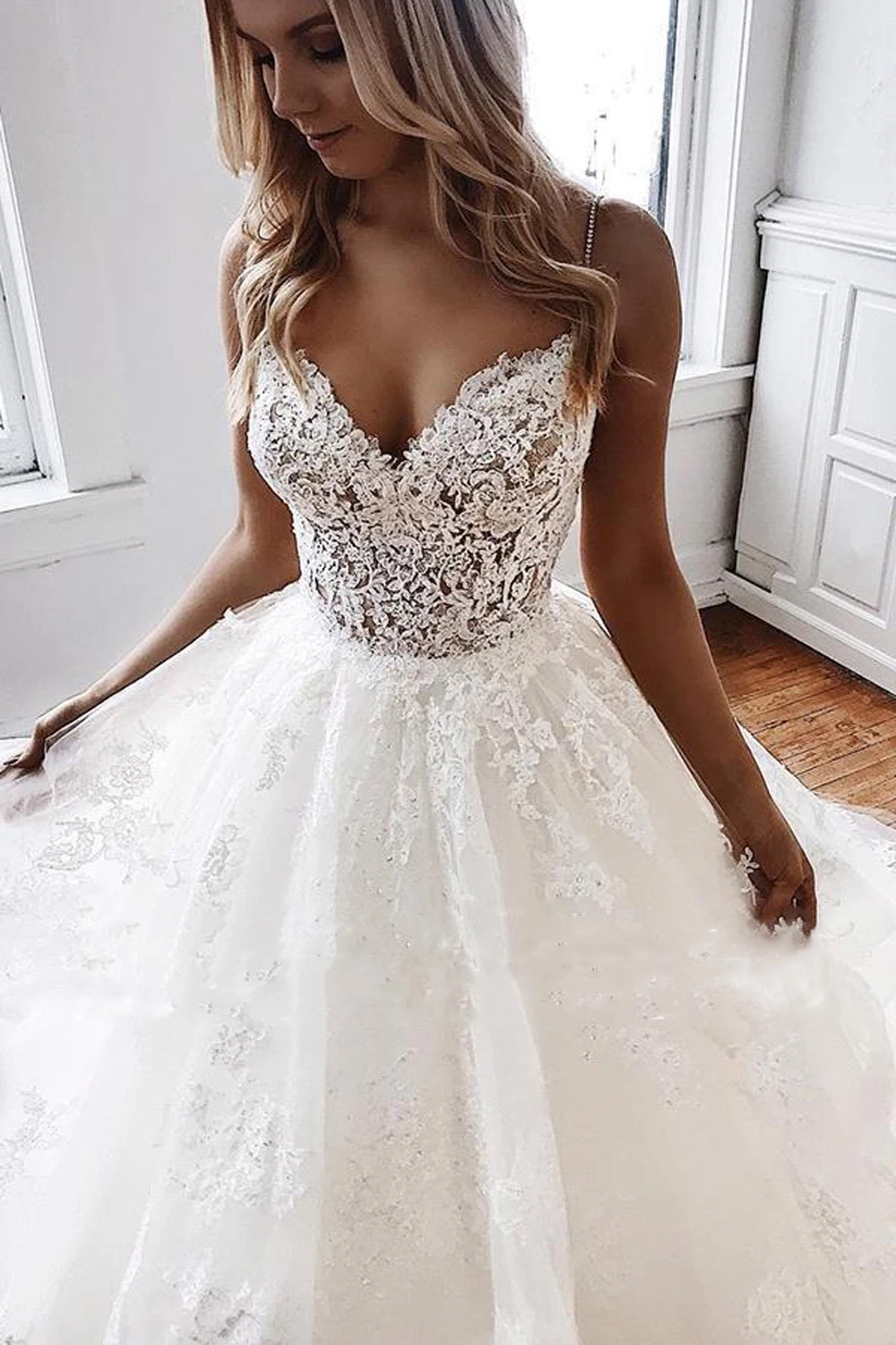 

Lace Appliques Wedding Dresses For Women Spaghetti Straps Beaded Sleeveless Bridal Gowns A Line Formal Occasion Vestido De Novia
