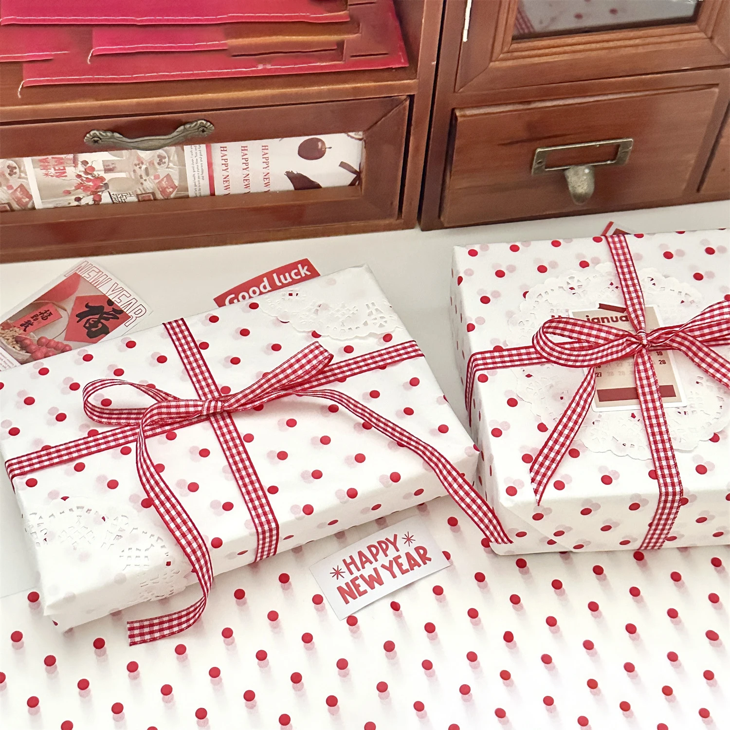 Elegant Polka Dot Gift Wrapping Paper - Versatile and Lightweight