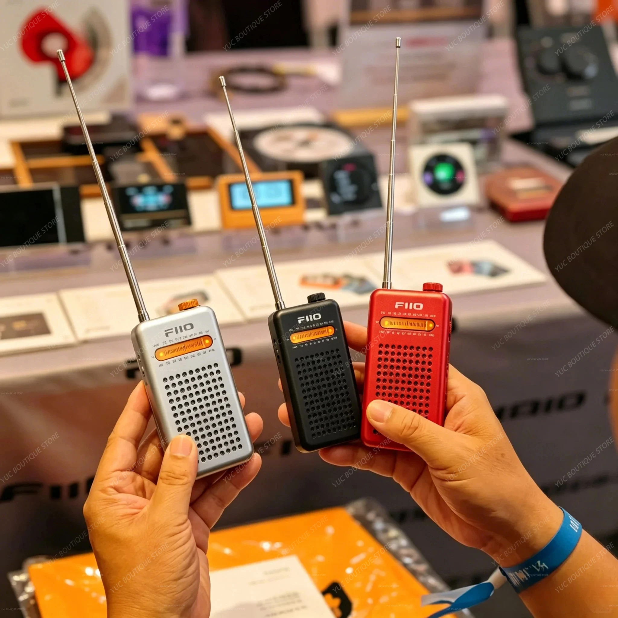 새로운 FiiO RR13 충전식 레트로 휴대용 라디오 FM 라디오 스피커 이어폰 듀얼 출력 매직 베이스 탈착식 안테나