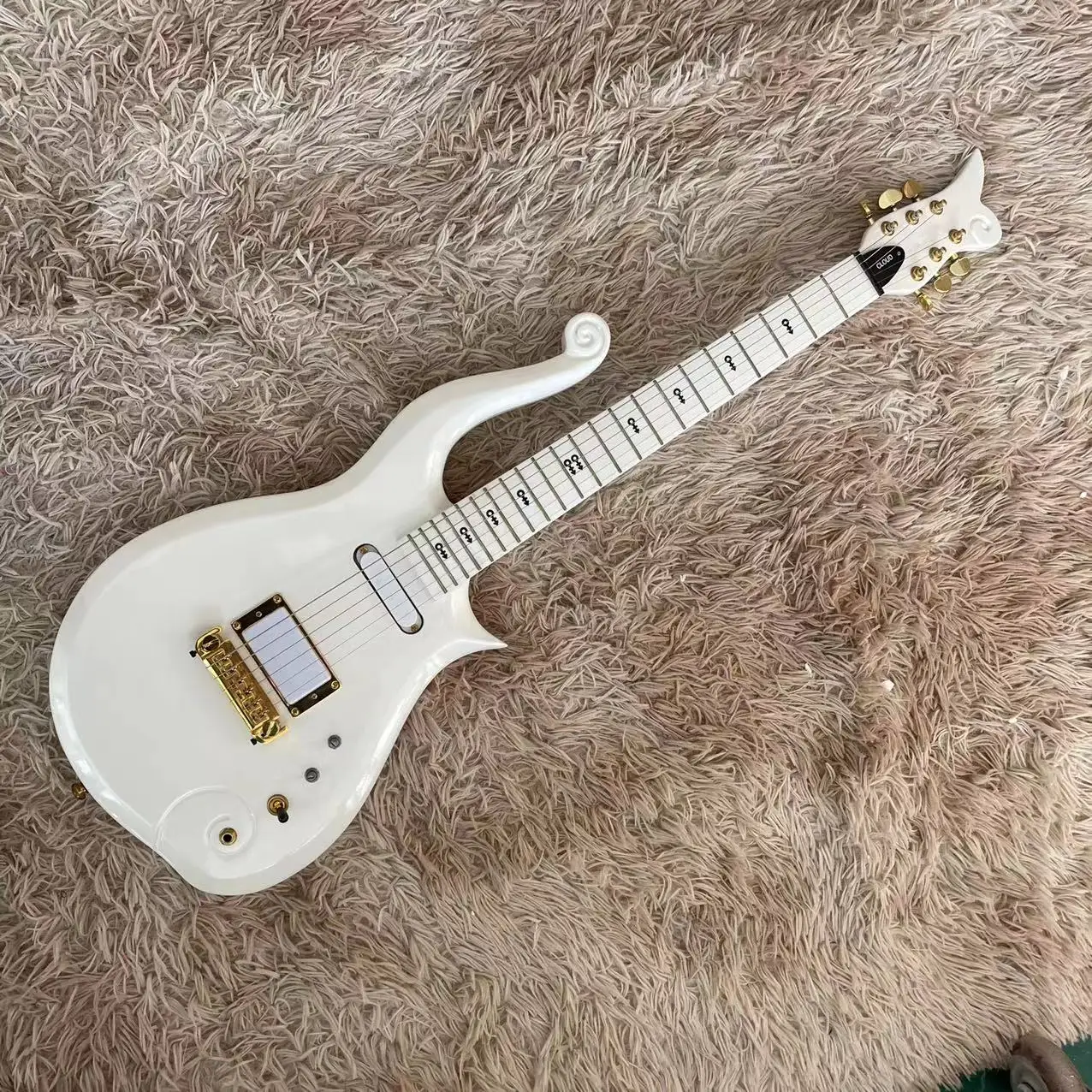 

Резная электрогитара «все в одном» от Wang Ziyun имеет белый корпус, кленовый гриф, доска на шнурке вверх дном, золотой acce