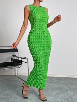 A casual and elegant lady's small round-neck fashionable sleeveless popcorn long dress for a date 1