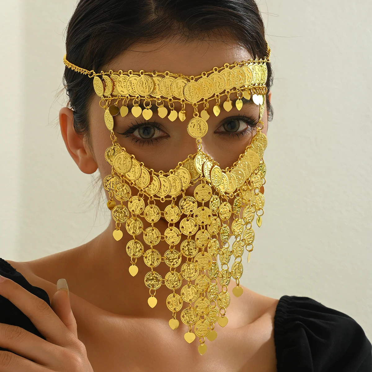 قناع السلطانة الذهبي بالعملات