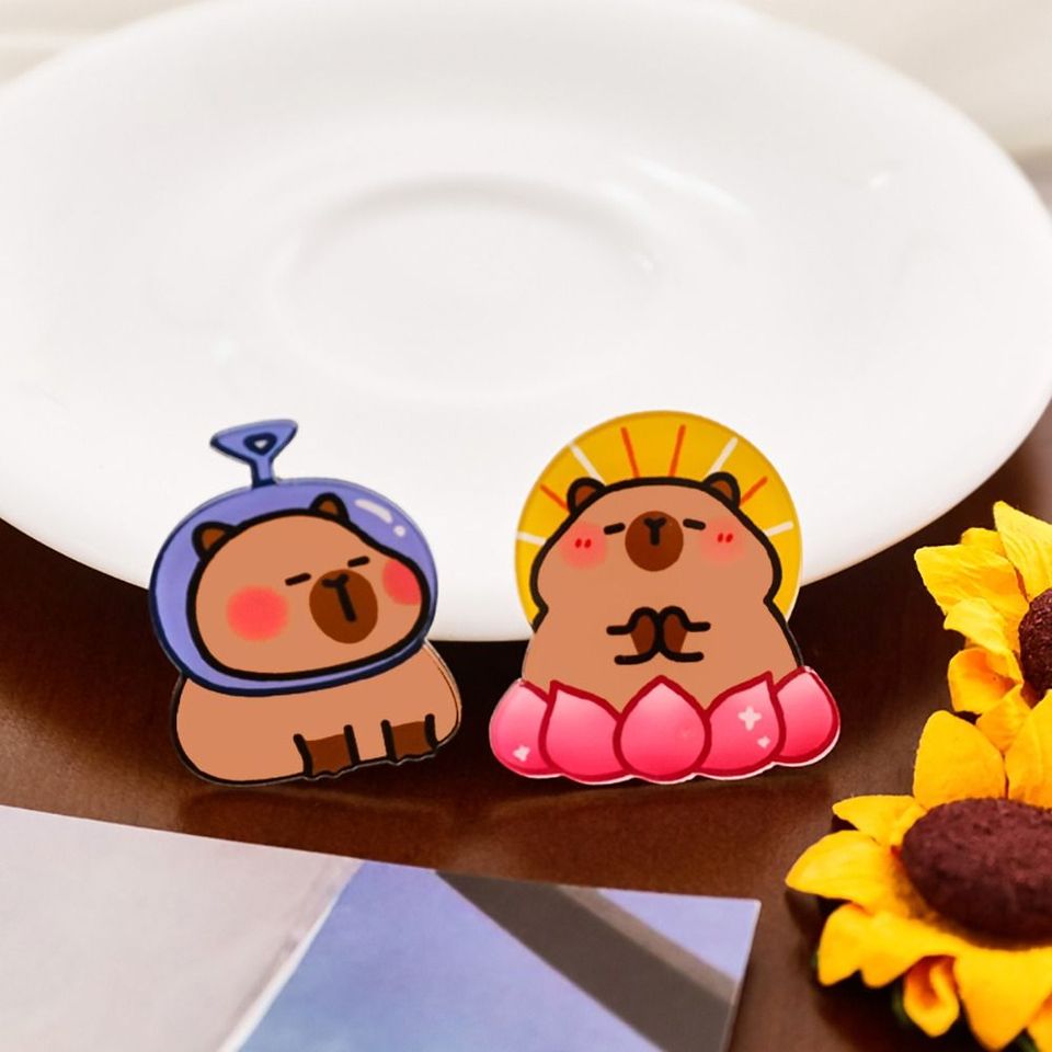 Funny Breastpin Acrylic Capybara Pin Cute Creative Hot Dog Capybara Brooch Animal Kapibara Lotus Capibara Badge Party