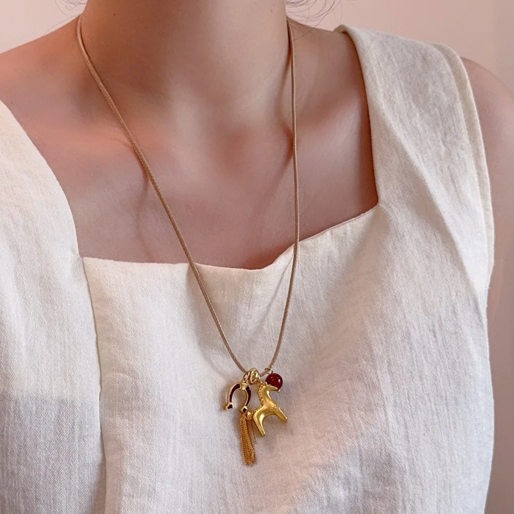 Collana con ciondolo a forma di cavallo con perline e nappa, divertente e metallica, per donne, regolabile, lunga catena in corda di cera_voghion.com