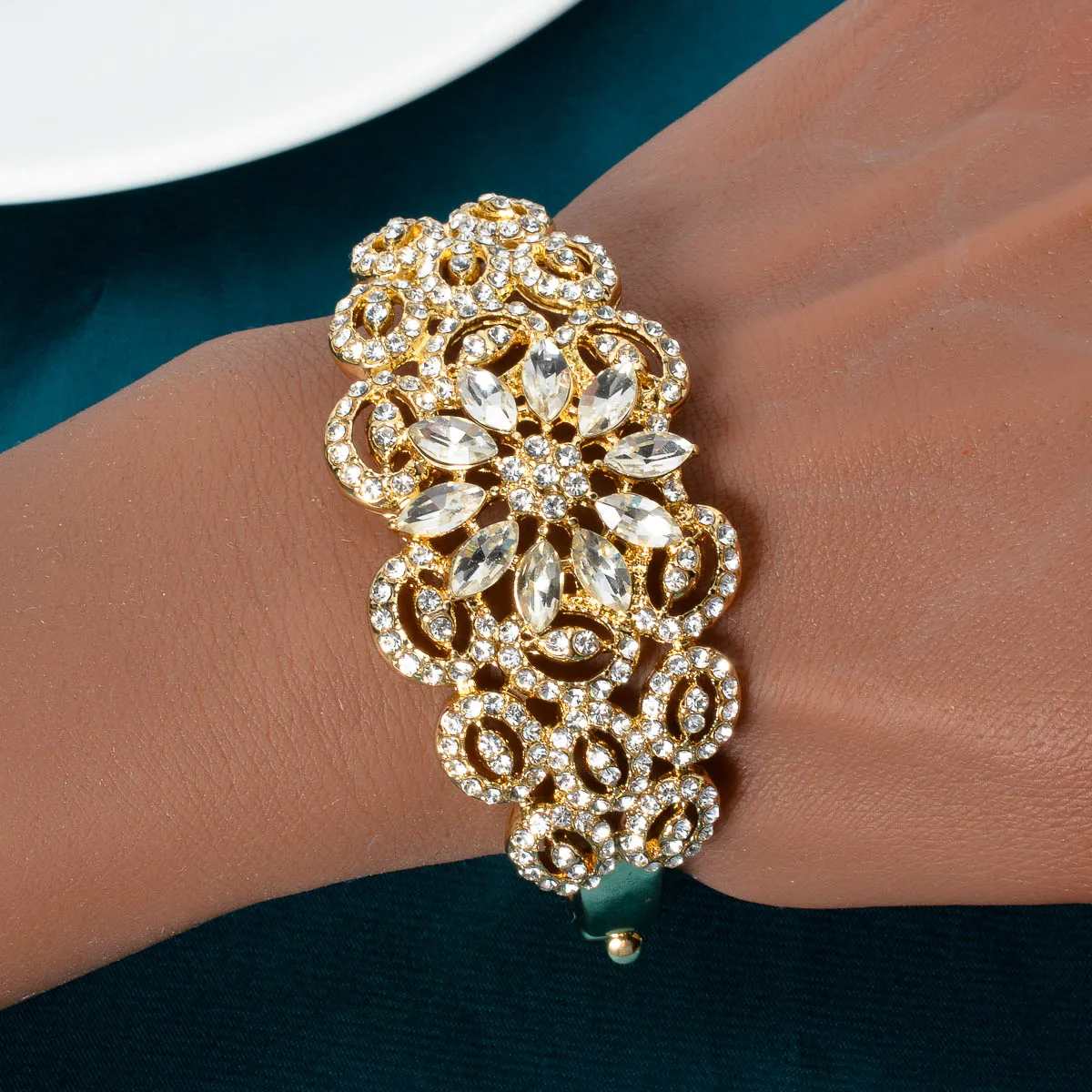 Ensemble de bijoux fantaisie comprenant deux colliers, 15 br Ensemble de bijoux fantaisie comprenant deux colliers, 15 br