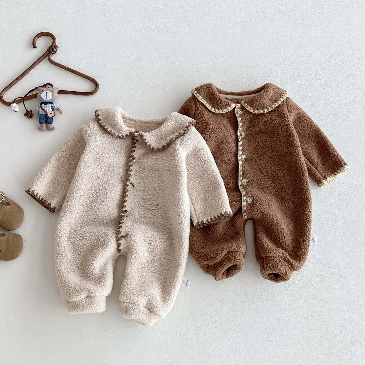 Description Picture 5 of itemBaby's winter lapel fleece-lined long-sleeved jumpsuit, male and female baby plush long-sleeved jumpsuit, very suitable for goin