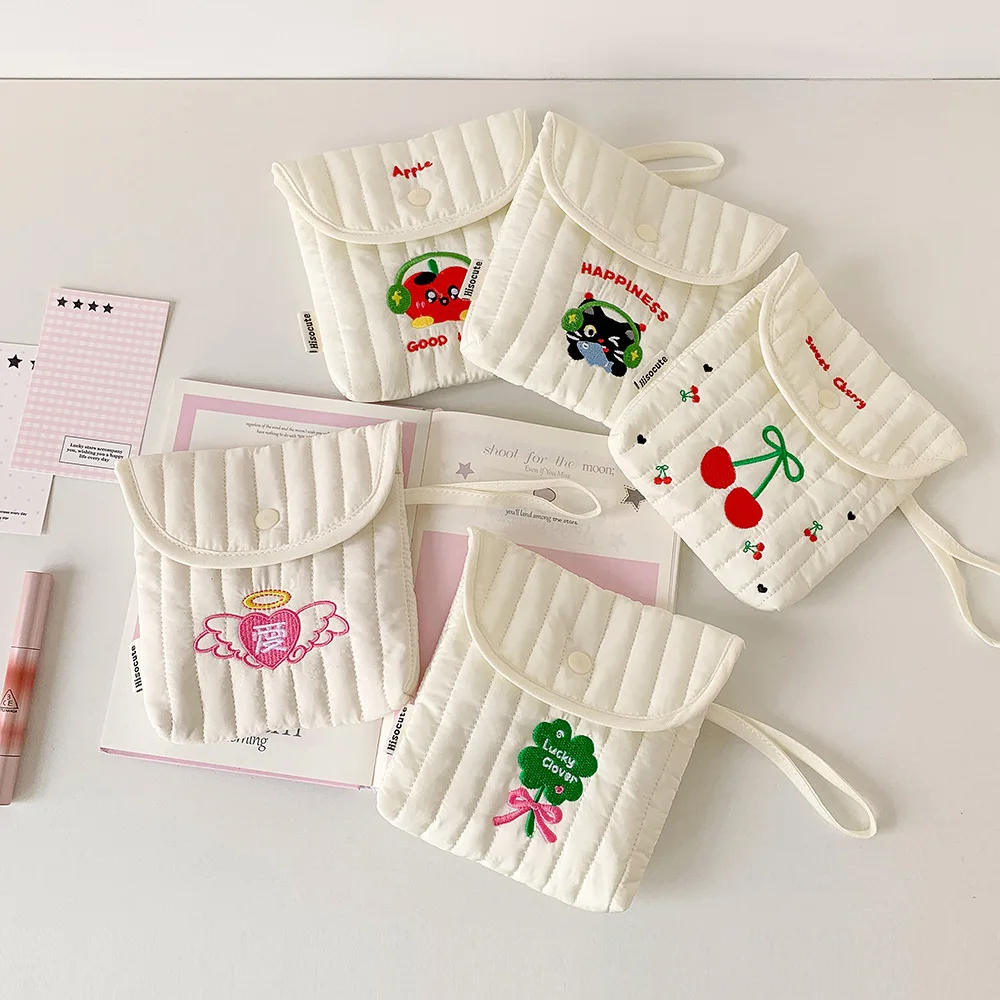 Creamy Four Leaf Clover Sanitary Pad Pouch Cute Girls Portable Menstrual Bag Student Aesthetic Makeup Organizer Makeup Bag