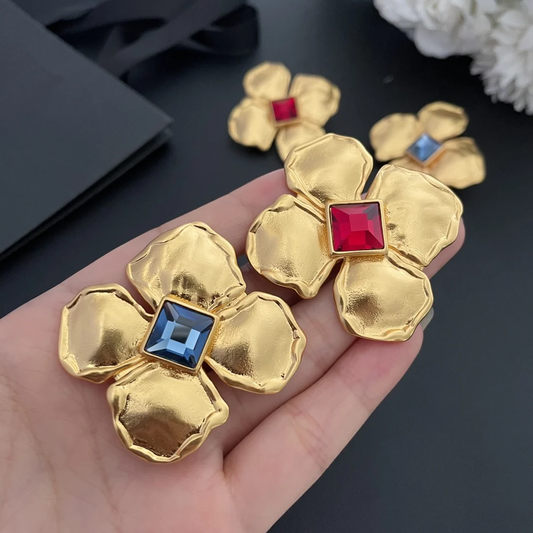 

High end design retro flower crystal ear clip