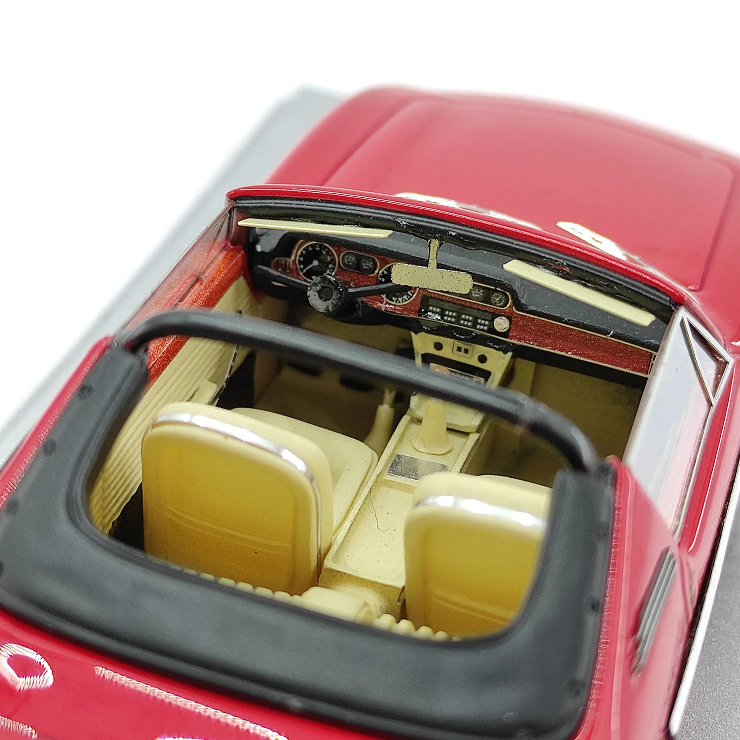 Kusurlu KESS 1:43 Ölçekli Ferrari 330 GT 2+2 Cabriolet Kırmızı Reçine Araba Modeli
