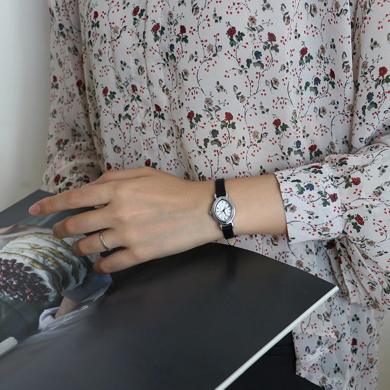 Piccolo orologio in quarzo vintage per donne con cinturino in pelle ma – Vintage Radar