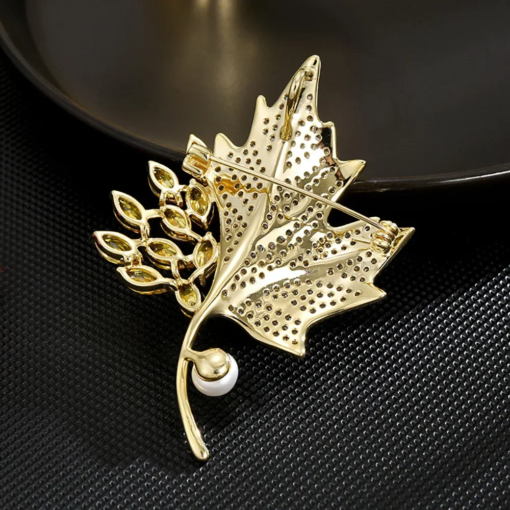 Vintage Painting Enamel Maple Leaf Brooches Pins For Women Girls Exquisite Rhinestone Maple Leaves Badge Fashion Jewelry