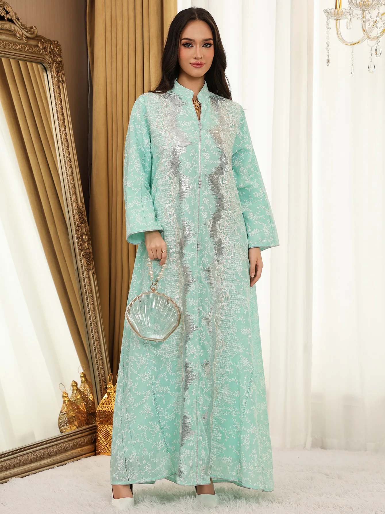 جلابية طويلة بتفاصيل لامعة وقصة واسعة