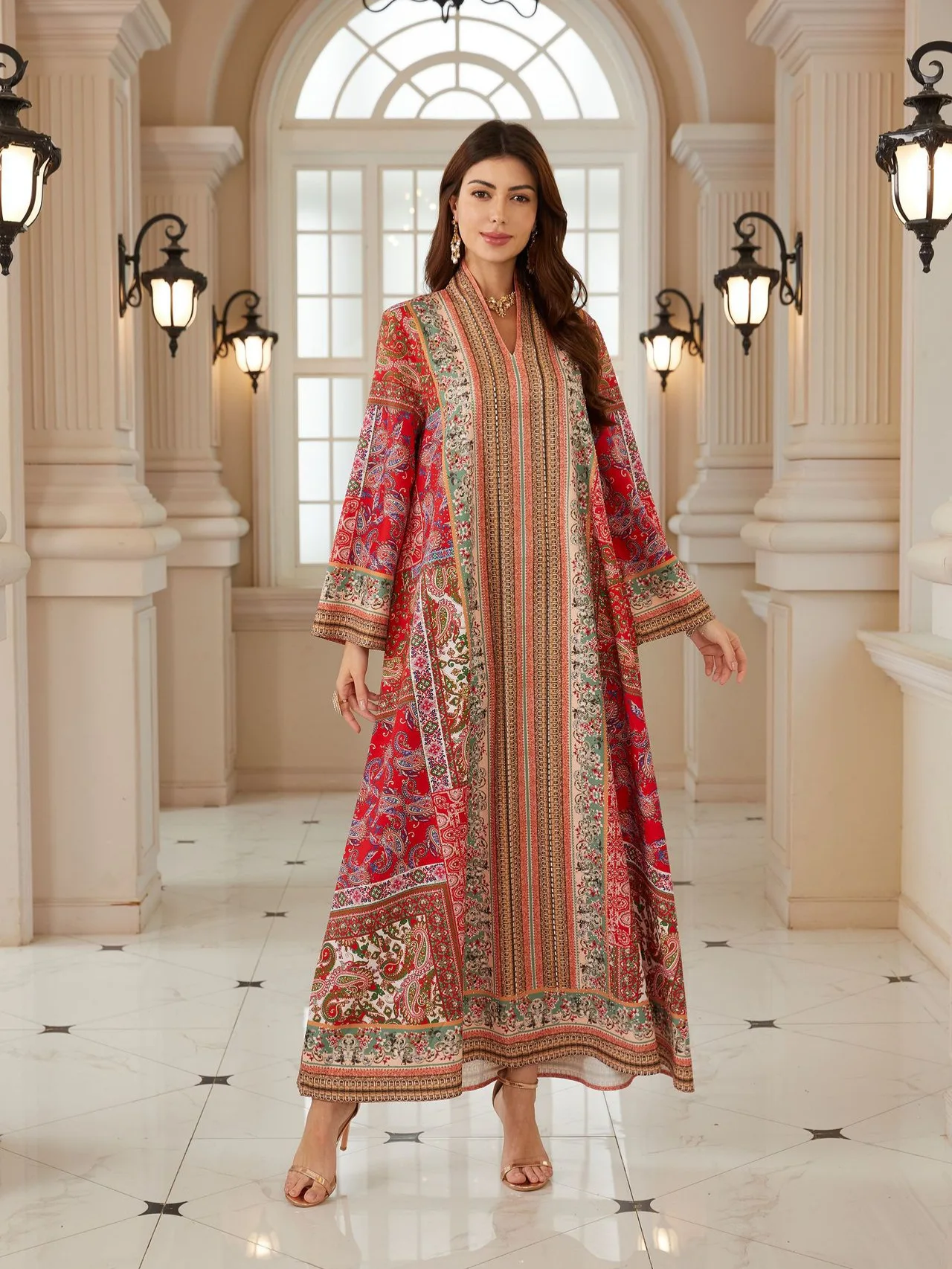 جلابية بنقوش تراثية ملونة