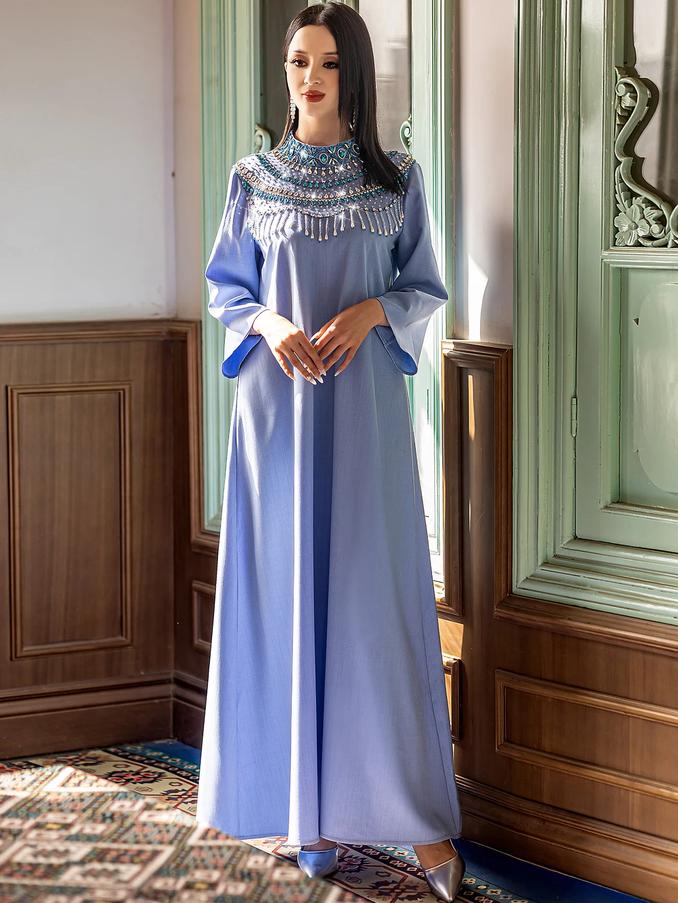 قفطان تركي راقٍ مطرز بالأحجار والكريستالات اللامعة...