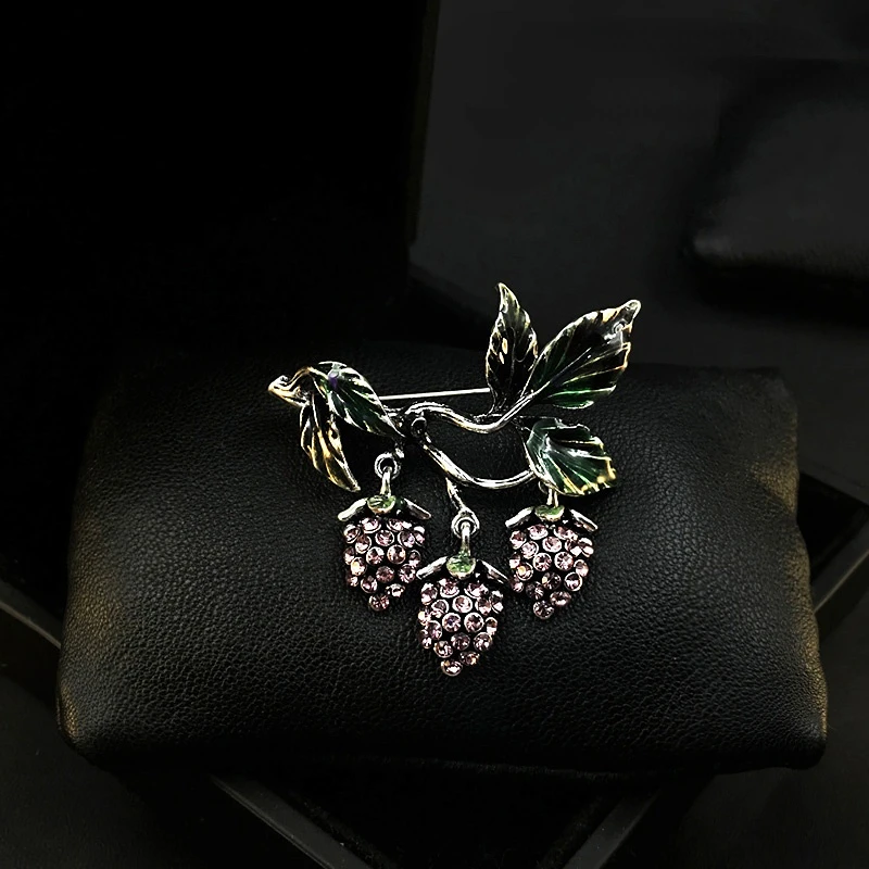 

Cranberry Plant Brooch Women Men Neckline Special High-End Vintage Corsage Coat Sweater Scarf Buckle Pins Rhinestone Jewelry Pin