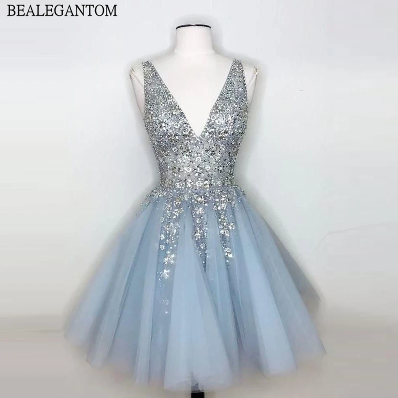 

Bealegantom V-Neck Tulle Short Homecoming Cocktail Party Dresses A-line Sequined Beaded Crystal Mini Graudation Prom Gown QA2327