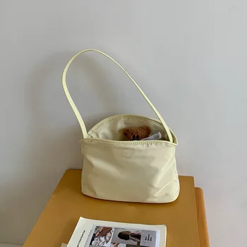Borsa a Spalla Leggera e Versatile per Donna, Borsa Quadrata Piccola in Nylon Colorata, Design di Nicchia con Chiusura Magnetica