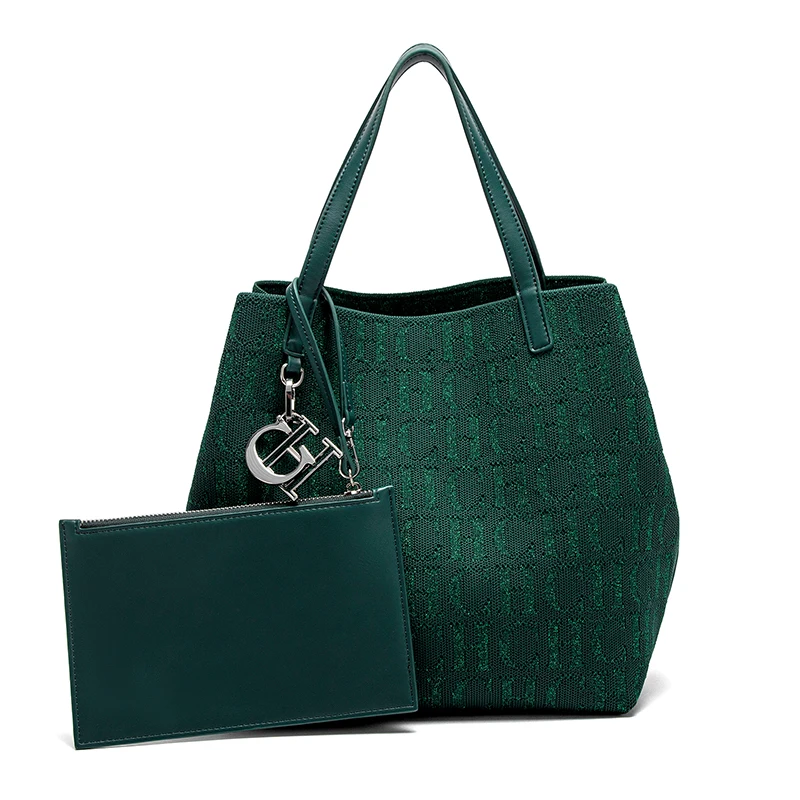 حقيبة كتف نسائية من علامة CH التجارية، تتميز بسعة...