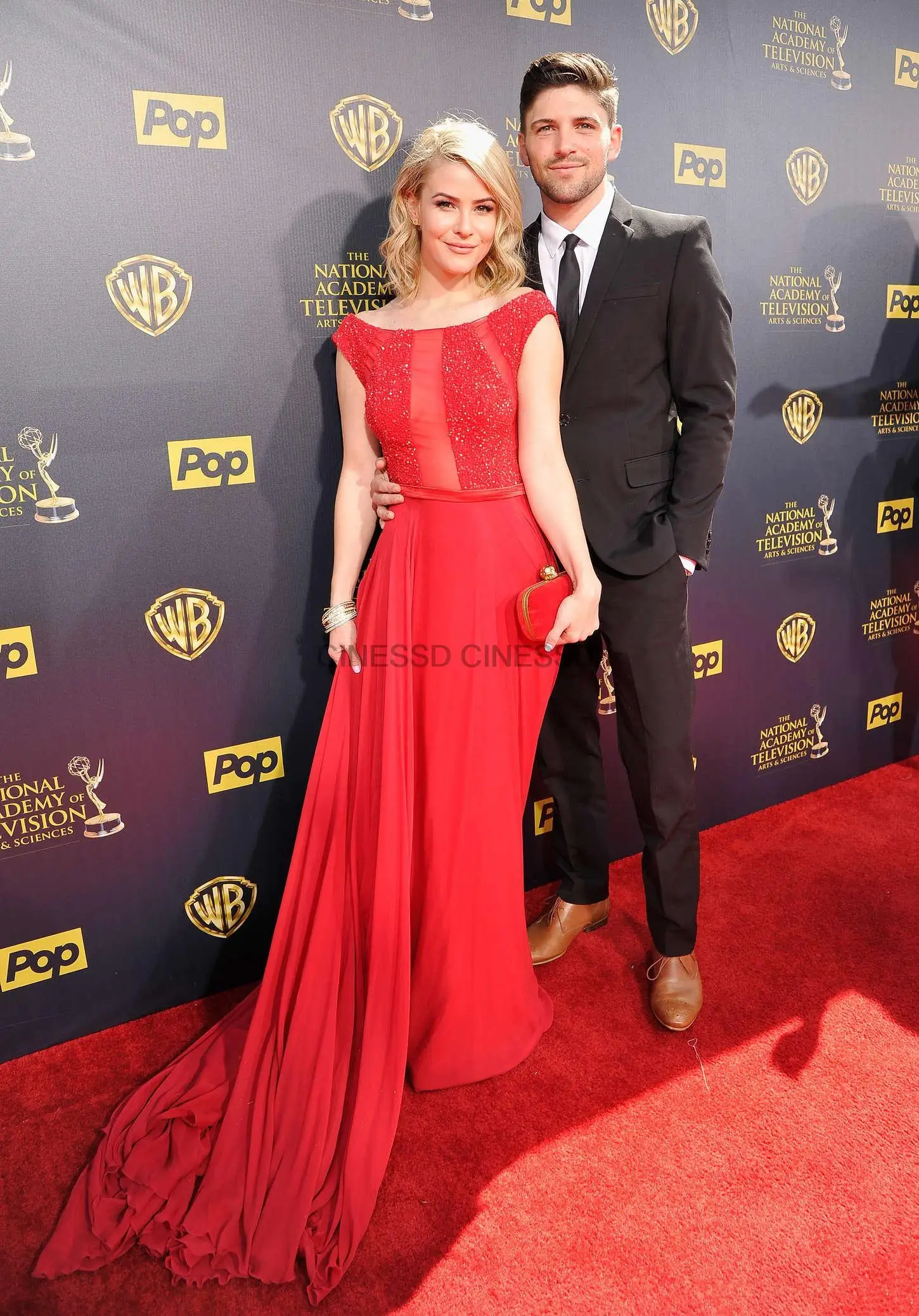 

Red Celebrity Dresses Off Shoulder Capped Sleeves Sheer Sequins Beaded Chiffon with Belts Evening Dresses robes de soirée السهرة