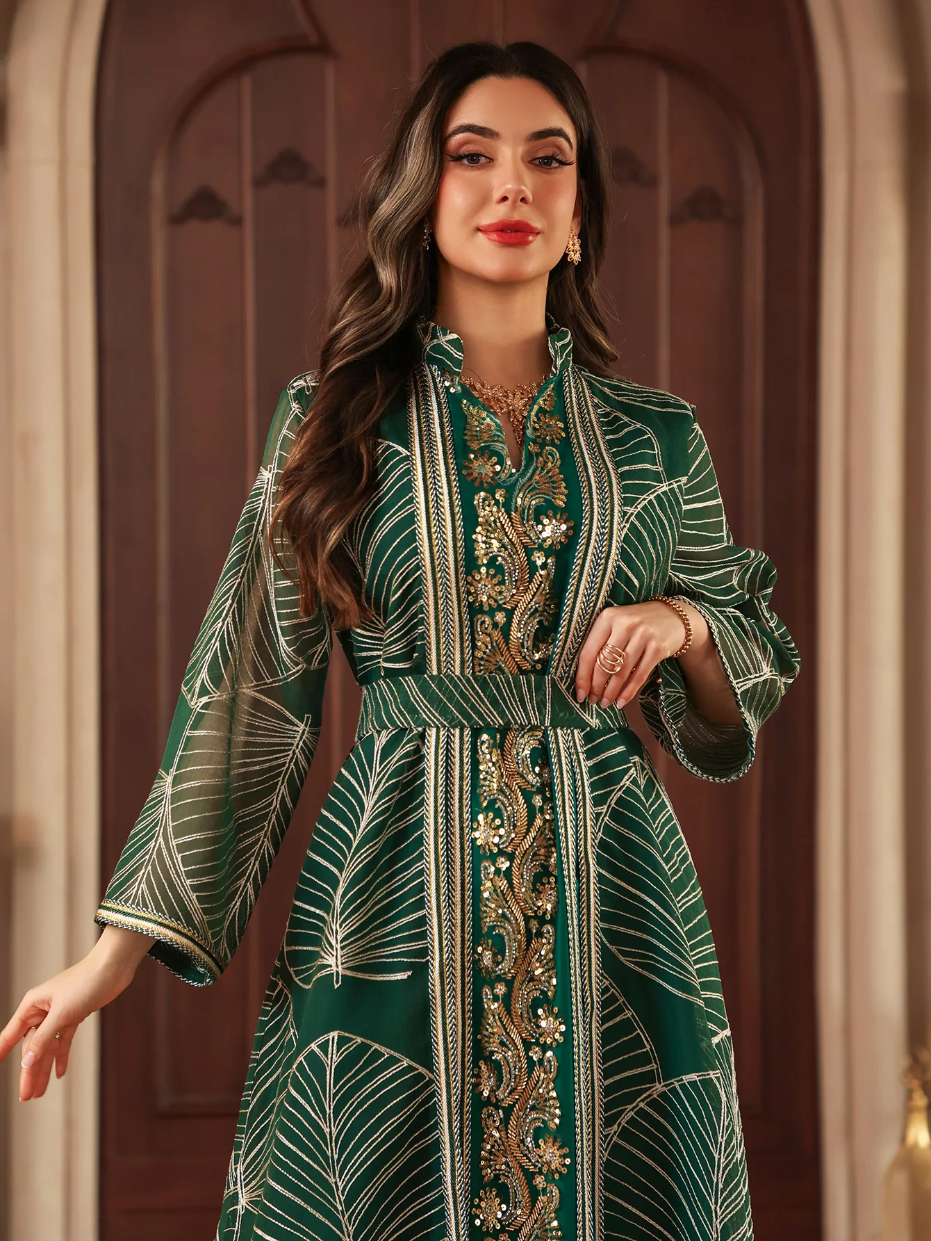 جلابية أوراق بنقش ذهبي فاخر بحزام