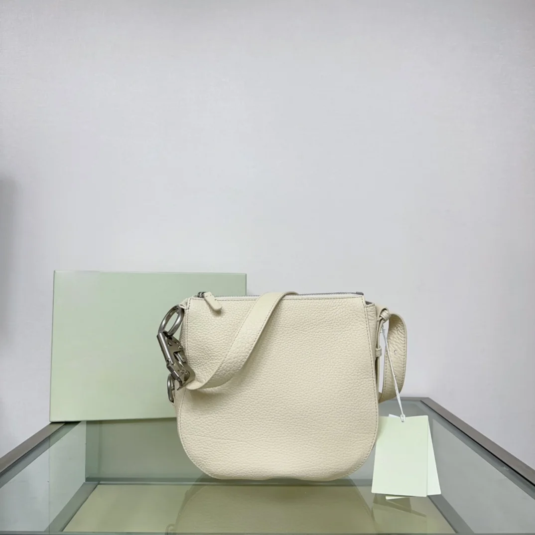 

2023 Small bag with shoulder strap in grained calfskin 1214