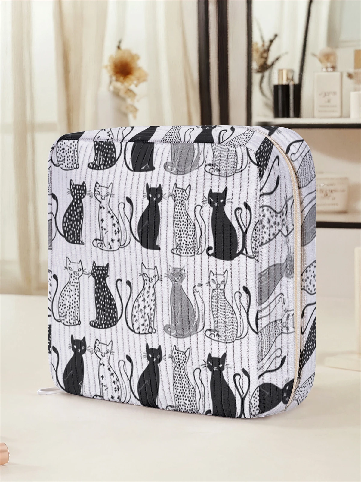 Cartoon cat pattern printed sanitary napkin storage bag, women's lightweight tissue bag, sanitary tissue bag