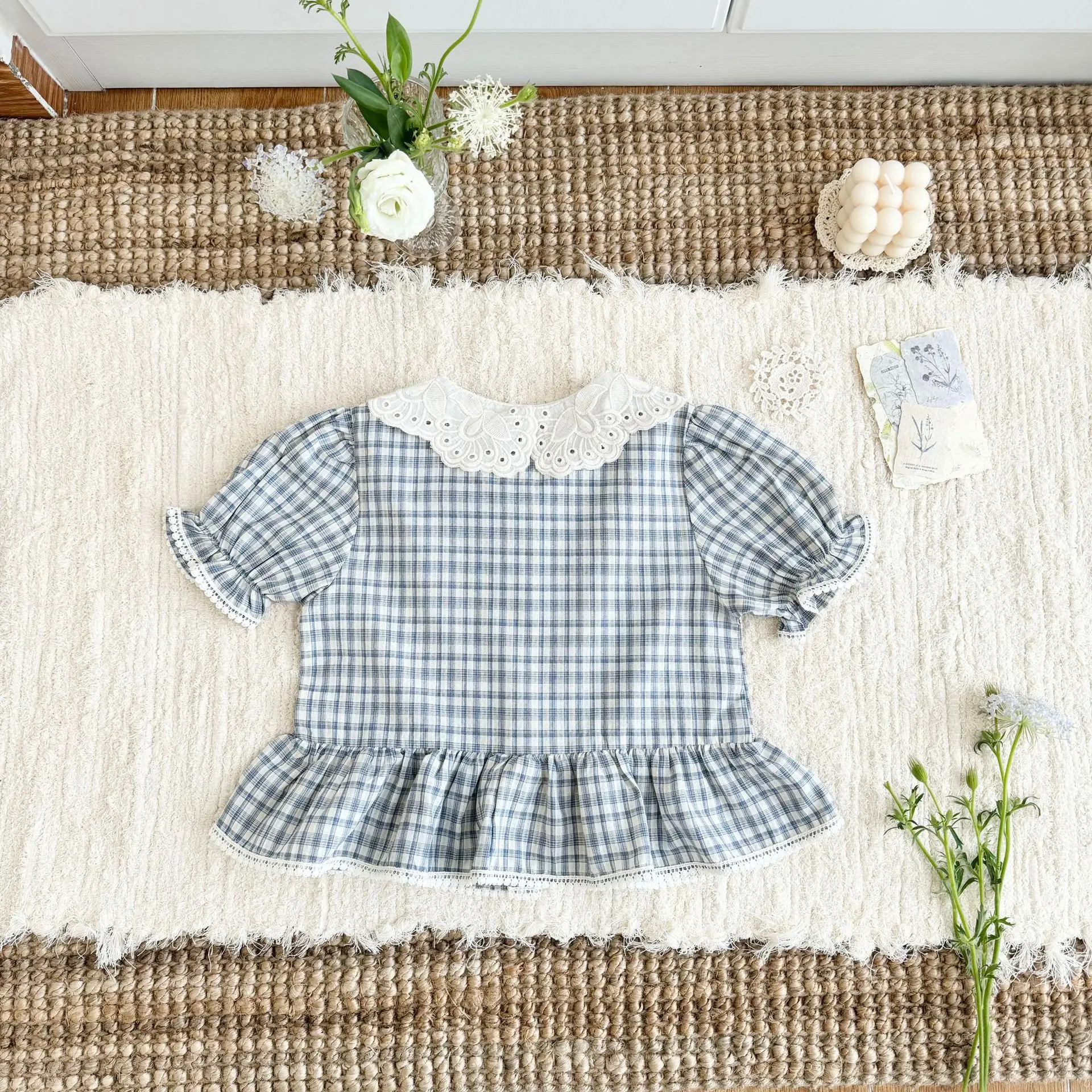 2026 여름 새로운  블라우스 소녀의 반팔 격자 무늬 셔츠 스티치 자수 인형 칼라 셔츠 3-8Y 아동용 탑 의류