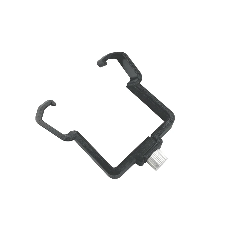 Main tenant une batterie DJI FPV équipée de la boucle de sécurité, démonstration de la fixation anti-chute.