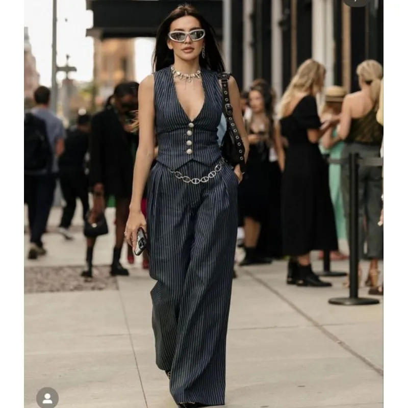 Рисунок 2 - Женский костюм, жилет в полоску