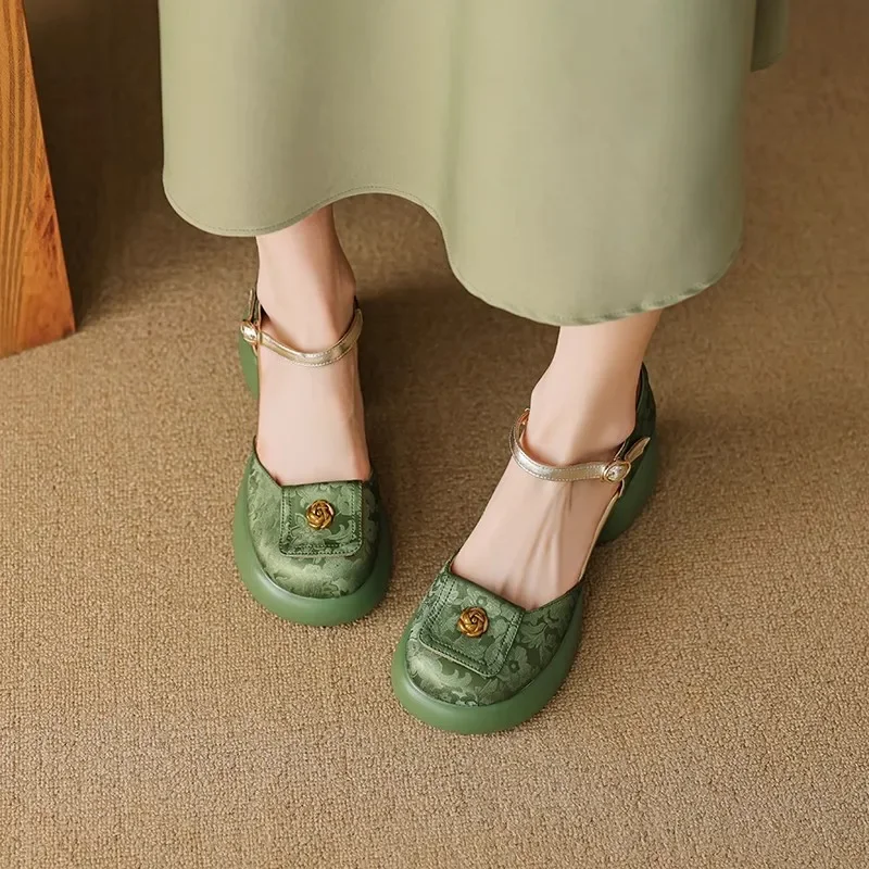 새로운 여성용 6.5CM 2026 부드러운 가죽 패션 통굽 카멜리아 속이 빈 샌들 원버클 하이힐 메리제인 슈즈