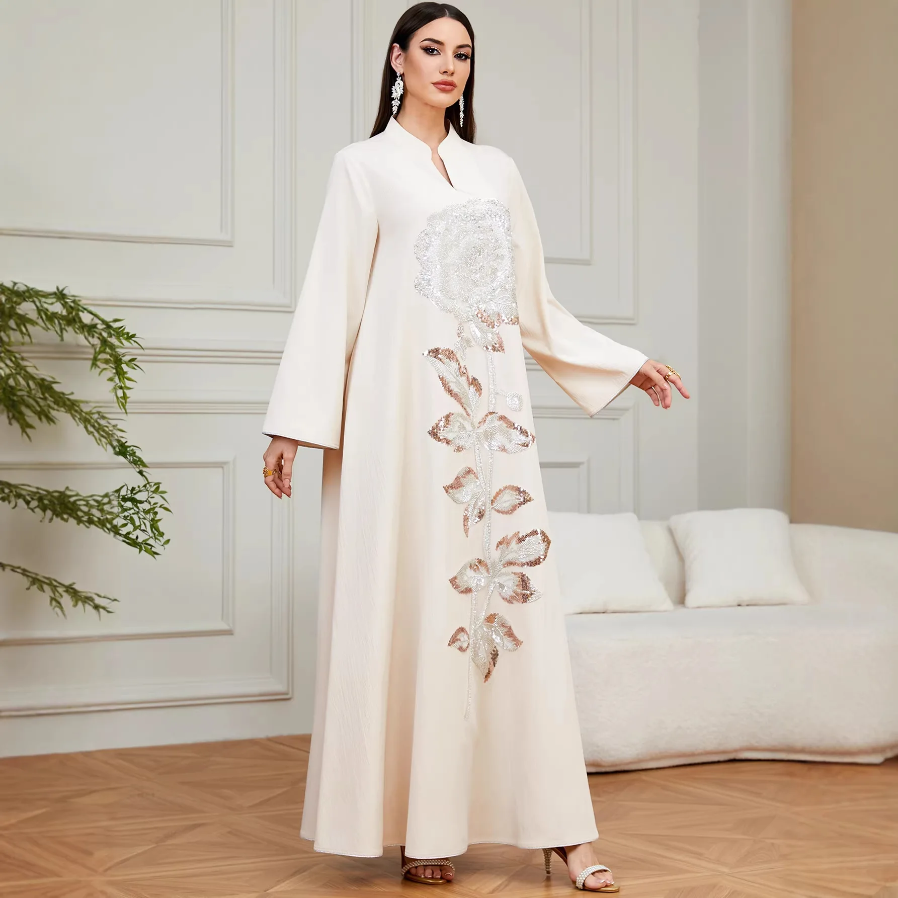 جلابية أوف وايت بتطريز فضي جانبي فاخر