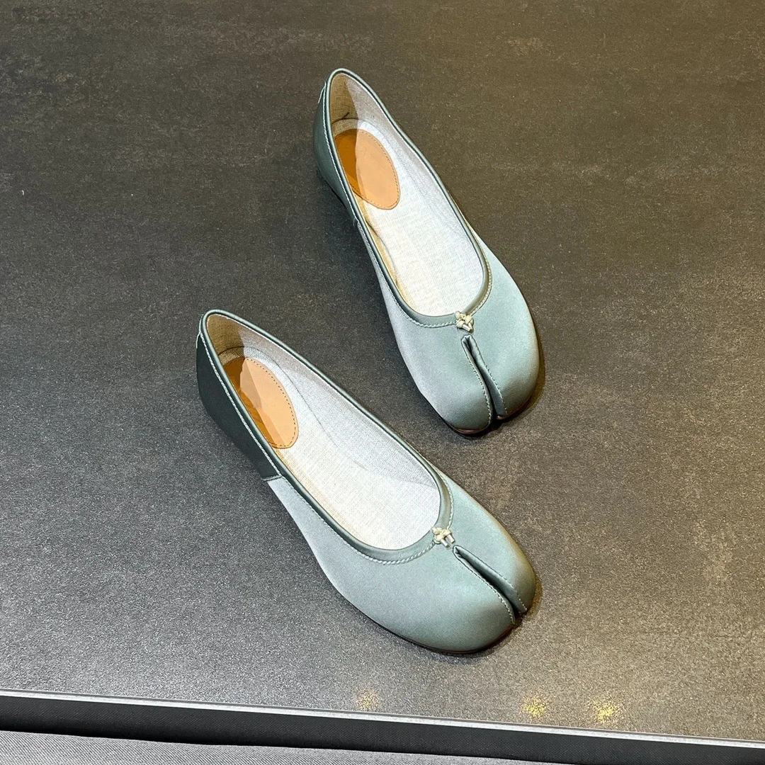 Fashionable and versatile split toe shoes, flat bottomed shallow cut single shoes