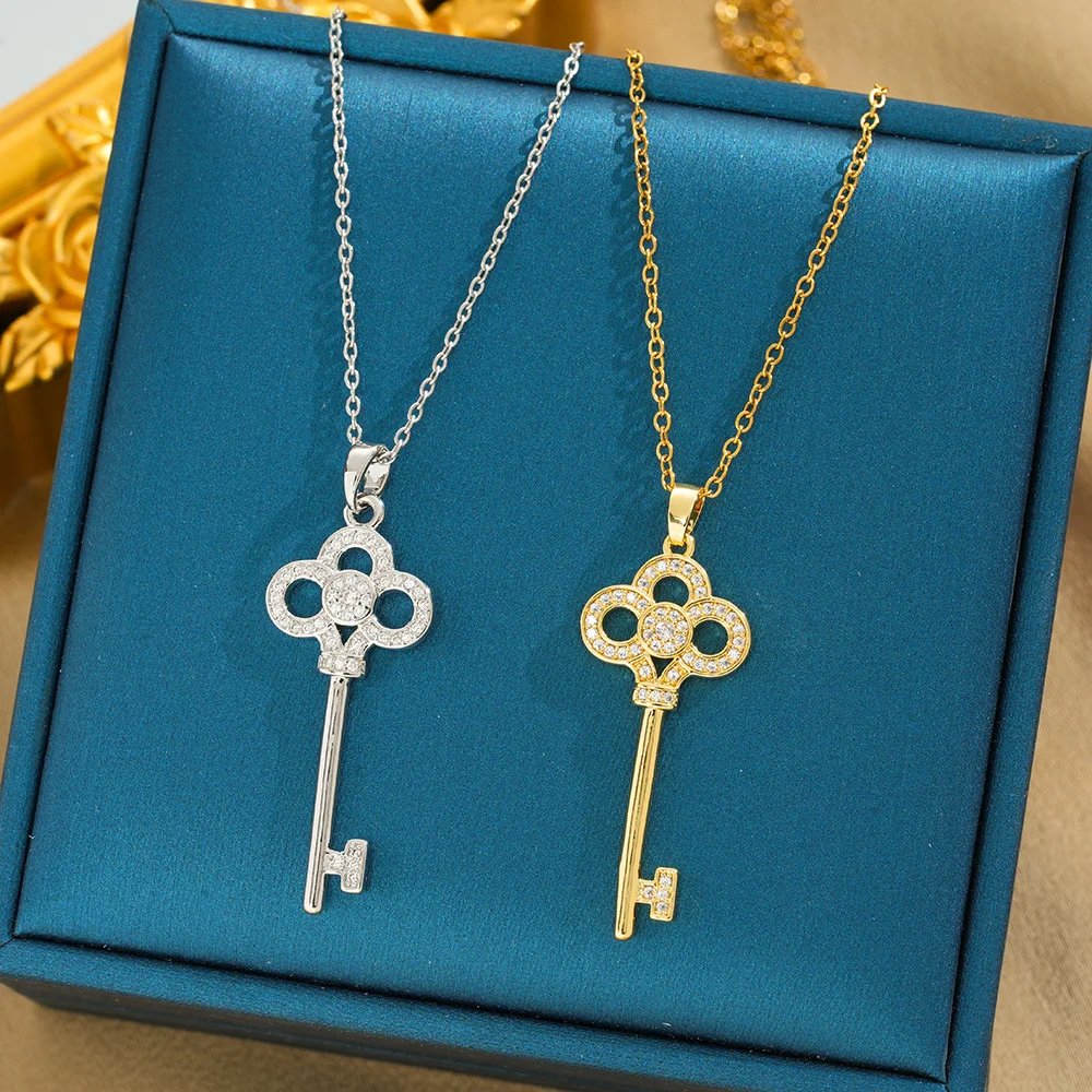 A simple and fashionable collarbone necklace of the same style as that of a female T-shirt on Instagram