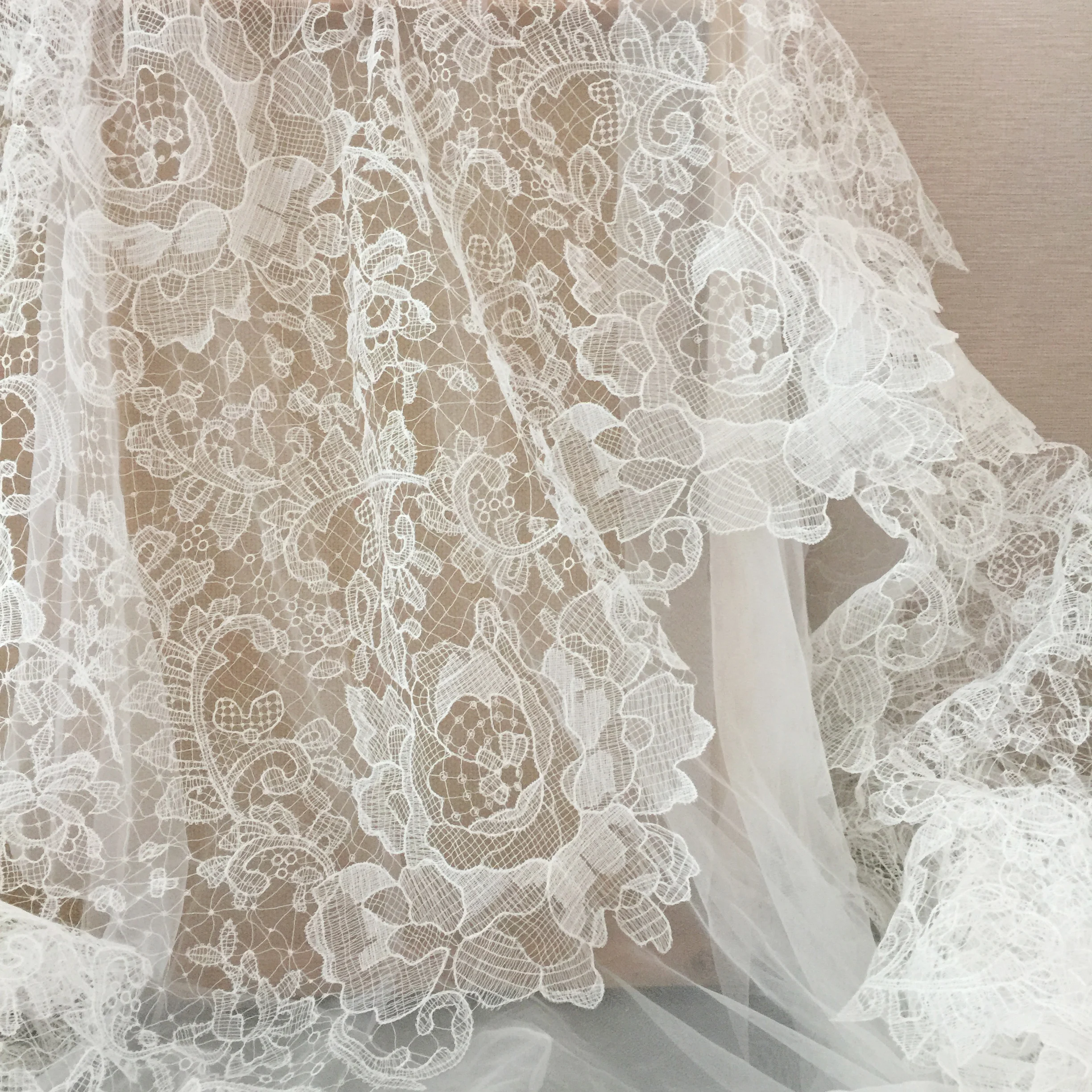 1 Yard Elfenbein Exquisite Alençon-Spitze Stoff mit Häkeln Muster Floral Emrboidery Stoff für Hochzeit Kleid, Spitze Caps – Detail 2