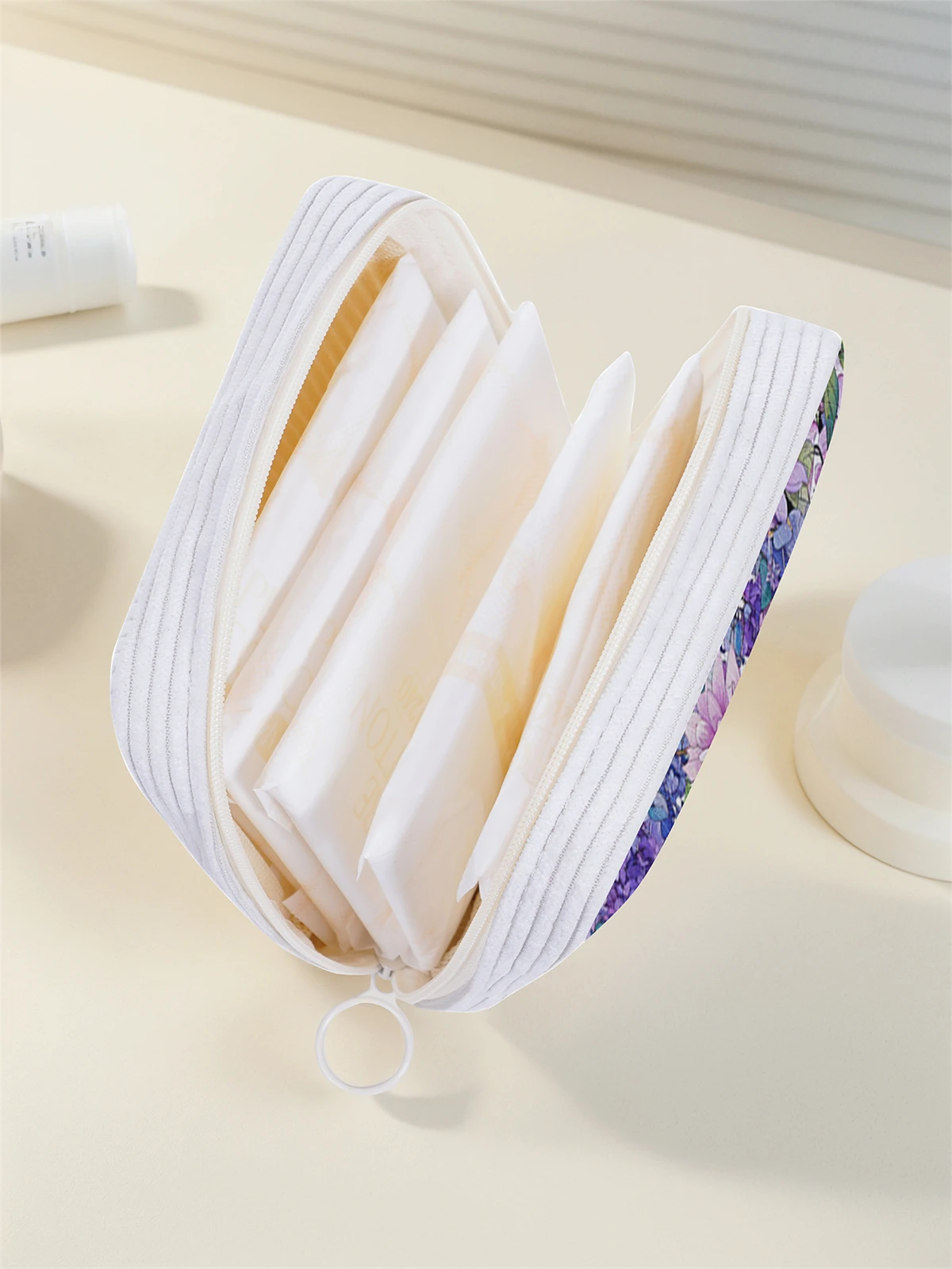 Flower and butterfly pattern printed sanitary napkin storage bag, women's lightweight tissue bag, sanitary tissue bag