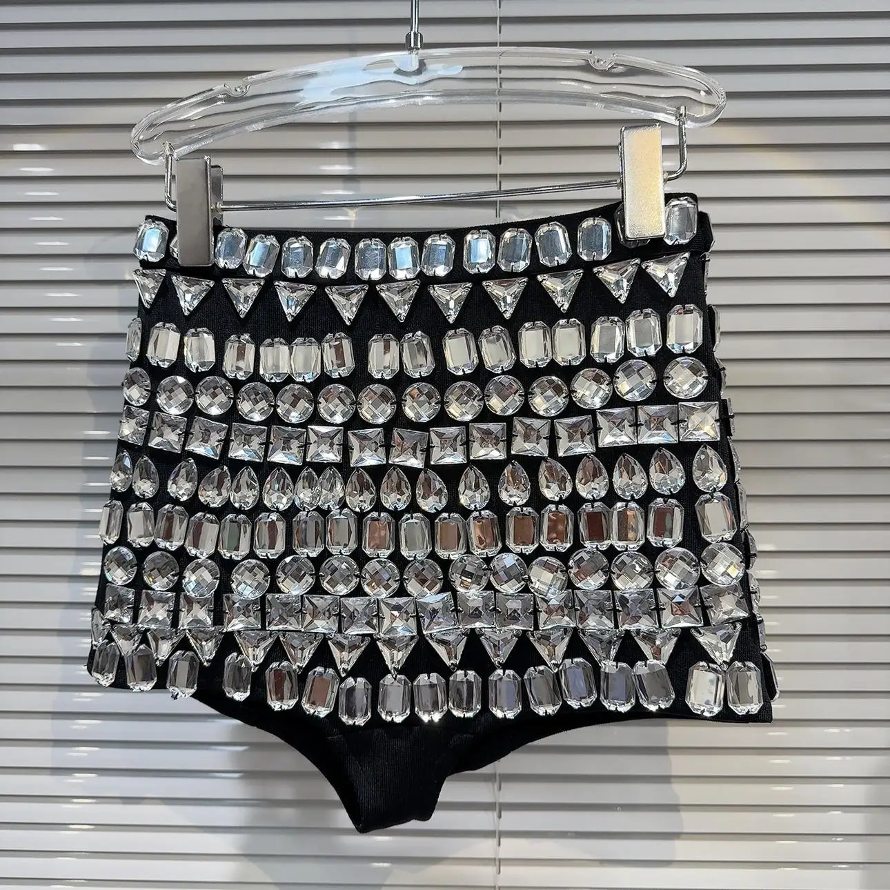 

2024 New Miu Style Nightclub Celebrity Gemstone Water Diamond Heavy Industry Advanced Customized Slim Fit 3/4 Super Shorts Women