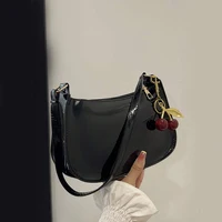 Sac à main en cuir PU pour femmes, polyvalent, mode, couleur unie, pendentif cerise, sac à bandoulière décontracté, sac de transport, sac sous les bras pour filles 2