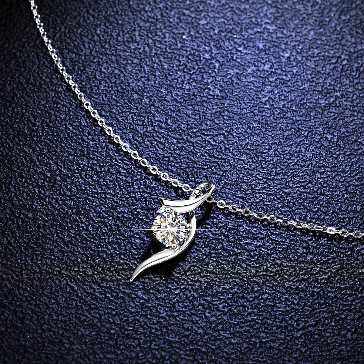 Colgante de moissanita de 1 quilate chapado en oro blanco para mujer 2