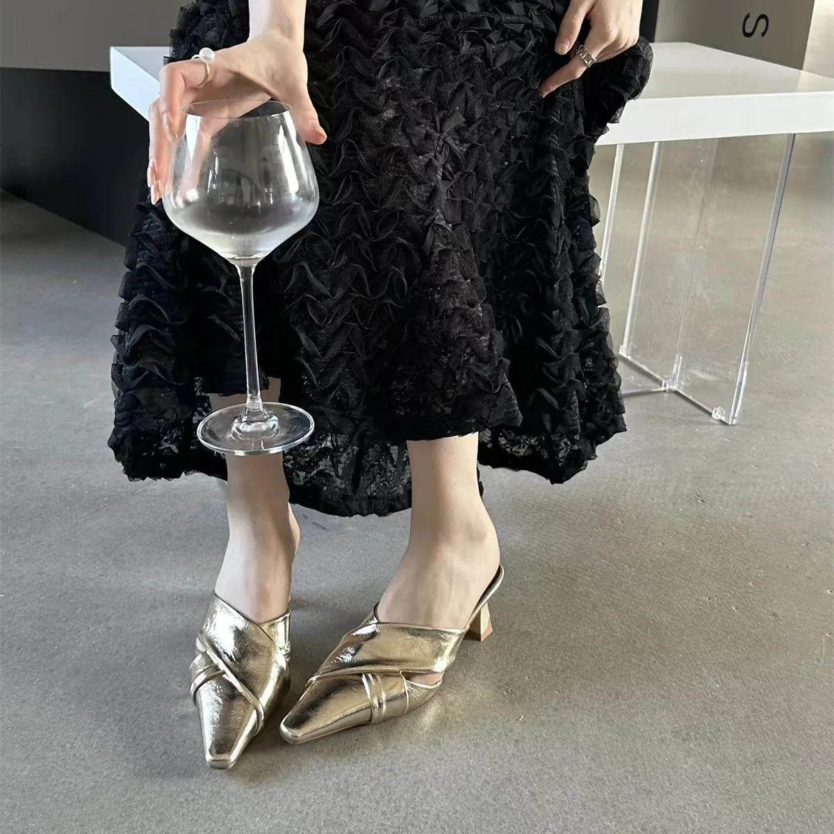 Baotou Half Slippers, Fashionable Women's Shoes for External Wear, New Niche Designs Stylish Pointed Toe Shoe In The Middle Heel