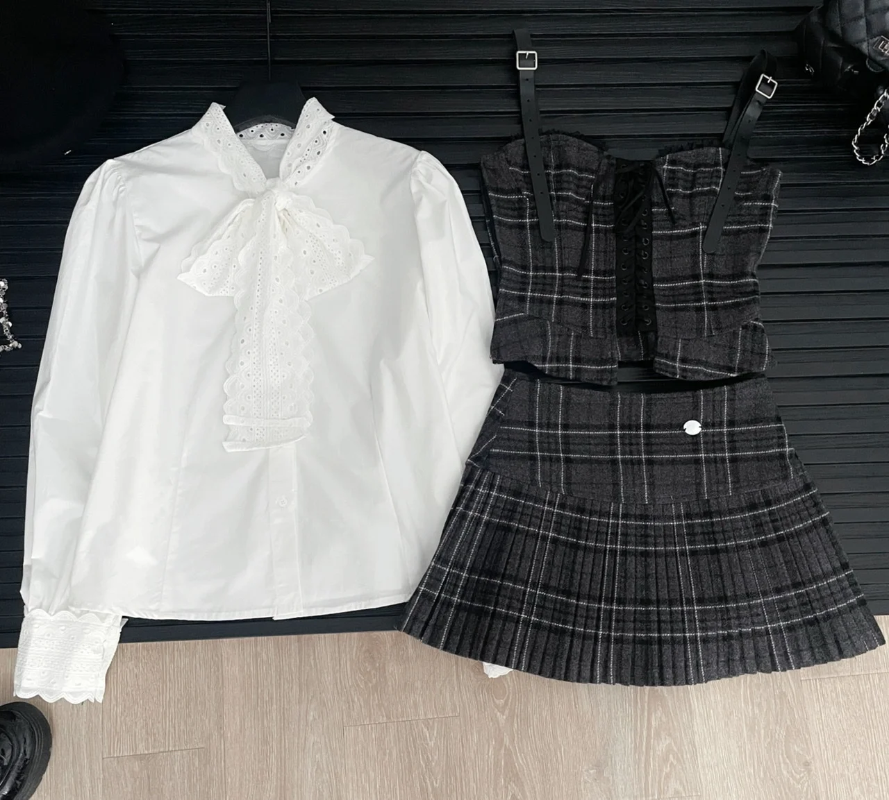 Conjunto de 3 piezas estilo retro coreano de otoño para mujer, camisa blanca, chaleco de tirantes y falda plisada, diseño de estilo universitario, moda Y2K.