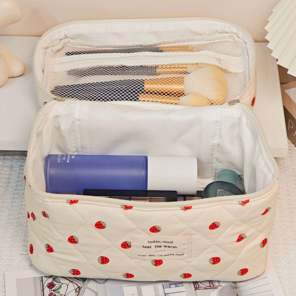 Fashion Ins Strawberry Quilted Makeup Bag Women's Cosmetic Bags Portable Cute Cosmetic Travel Toiletry Storage Pouch Handbag