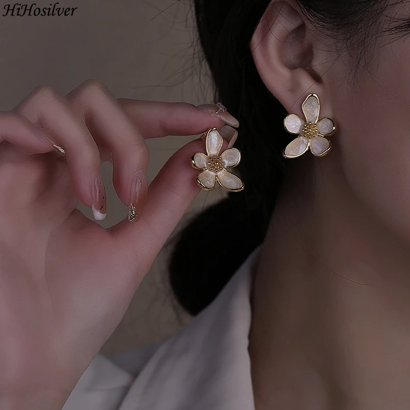 

HiHosilver 925 Silver Needle New Women's Fashion High-quality Original Jewelry Vintage Flower Stud Earrings HS0086