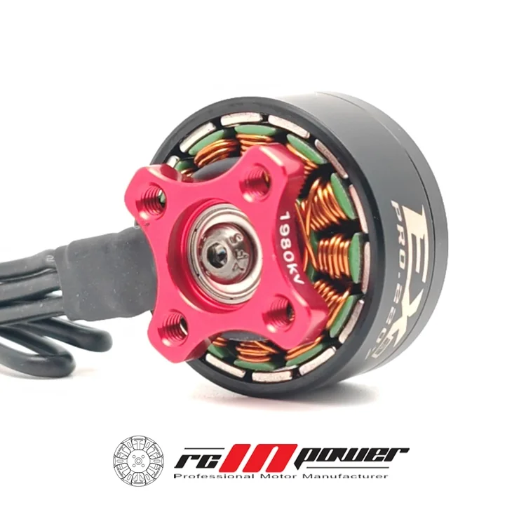 Moteur RCINPOWER EX2207 2207 2500KV posé sur une table avec un drone FPV 5 pouces en arrière-plan